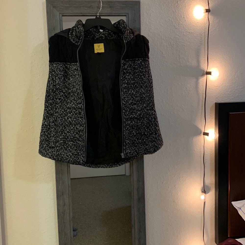 Prince & Fox | size large | black/white heathered vest with hood